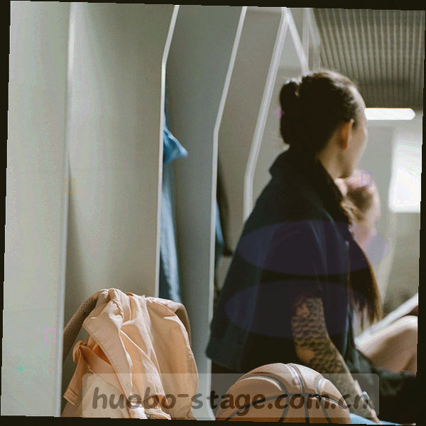 齿轮与手机图标组合，表现火博体育主页切换与简体版移动端登录的兼容性能
